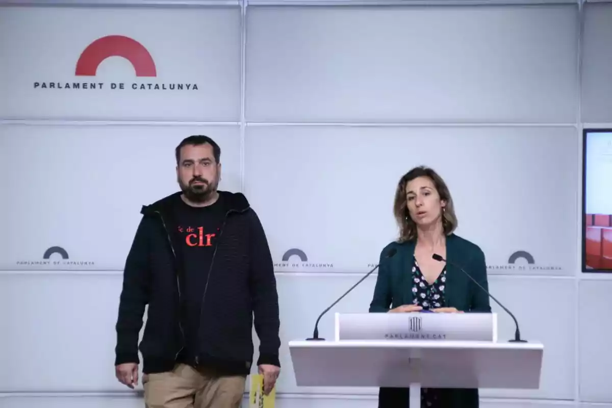 Dues persones en una conferència de premsa al Parlament de Catalunya.