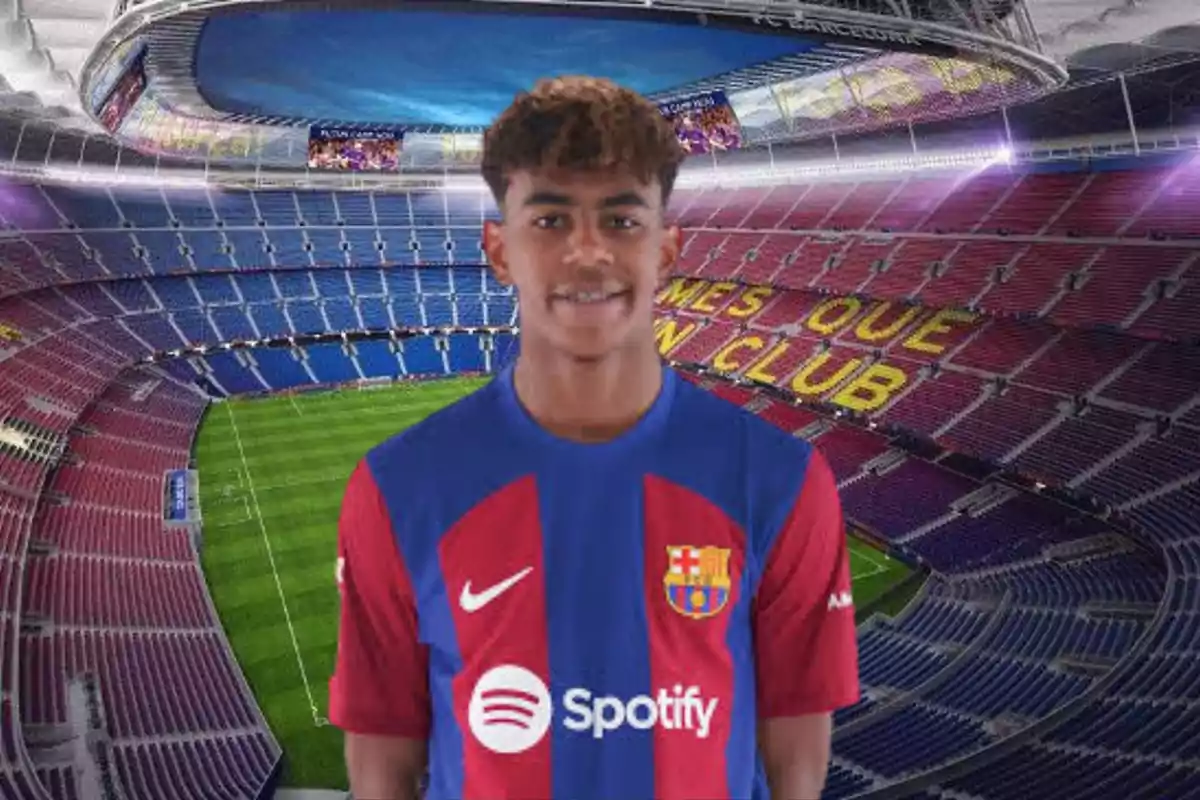 Un jove futbolista amb la samarreta del FC Barcelona posant a l'estadi Camp Nou. Un jove futbolista amb la samarreta del FC Barcelona posant a l'estadi Camp Nou.