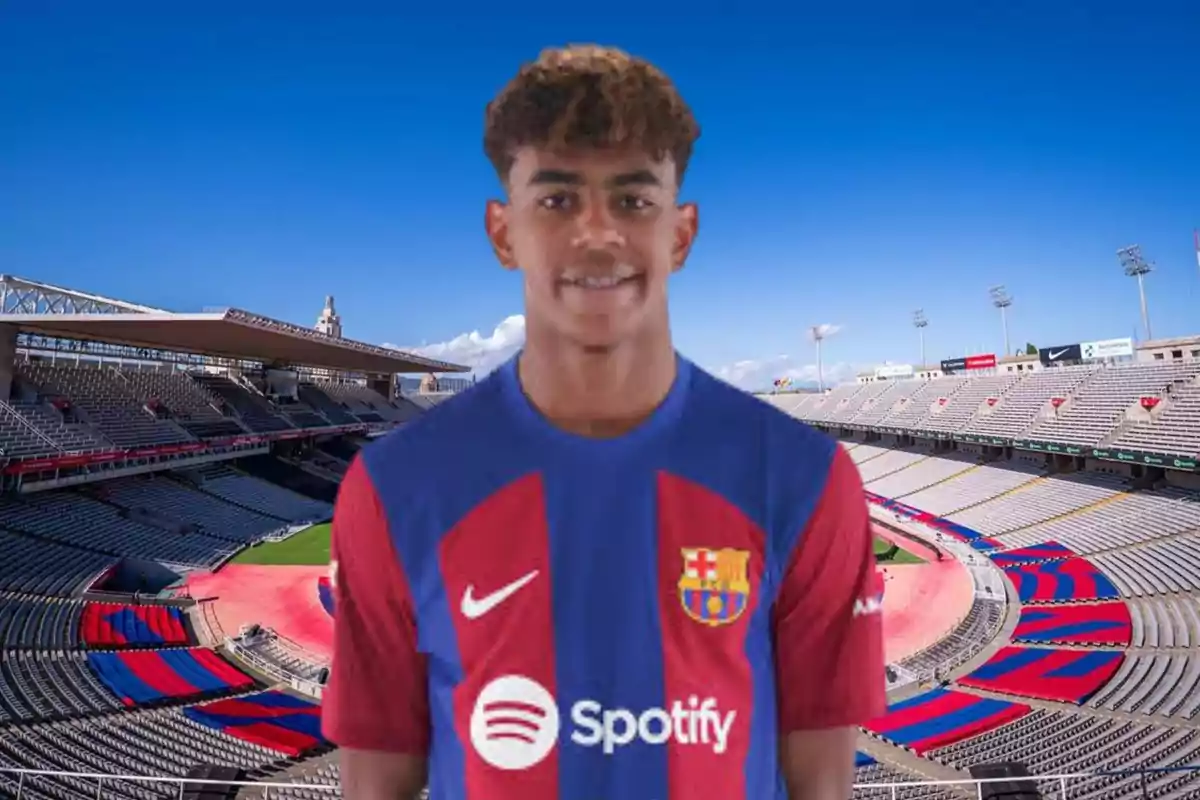 Un jugador de futbol amb la samarreta del FC Barcelona a un estadi buit.