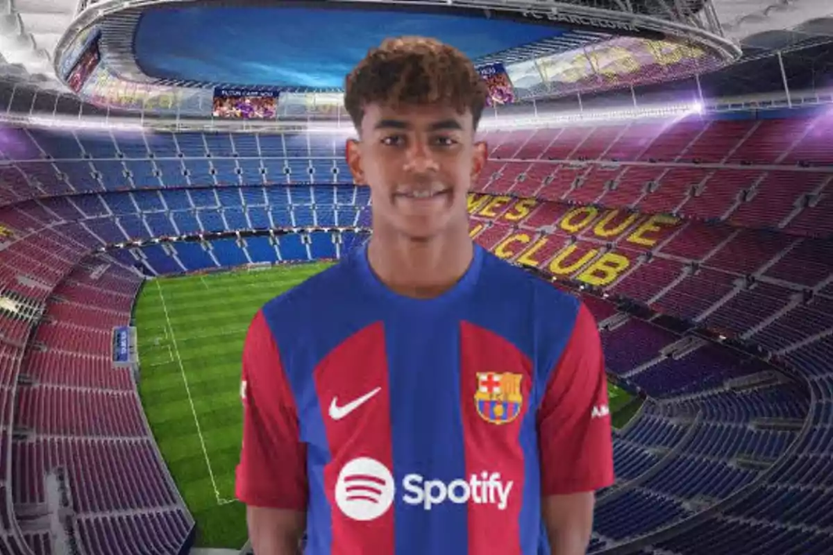 Un joven futbolista con la camiseta del FC Barcelona posa en el estadio Camp Nou.