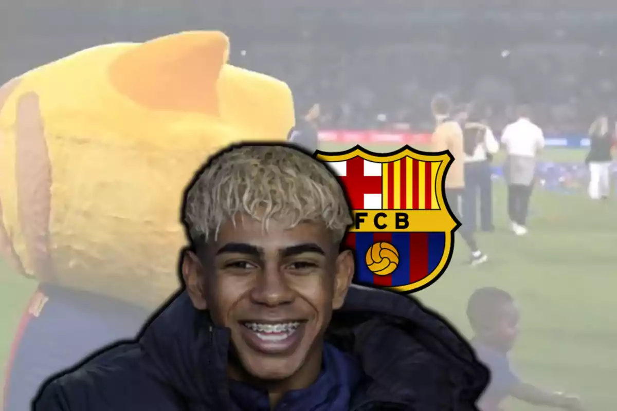 El germà de Lamine Yamal gaudint amb la mascota del Barça.