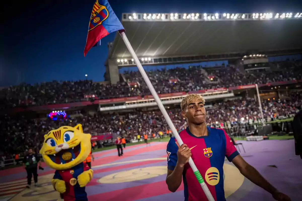 Lamine Yamal celebra La Lliga juntament amb la mascota CAT Lamine Yamal celebra La Lliga juntament amb la mascota CAT