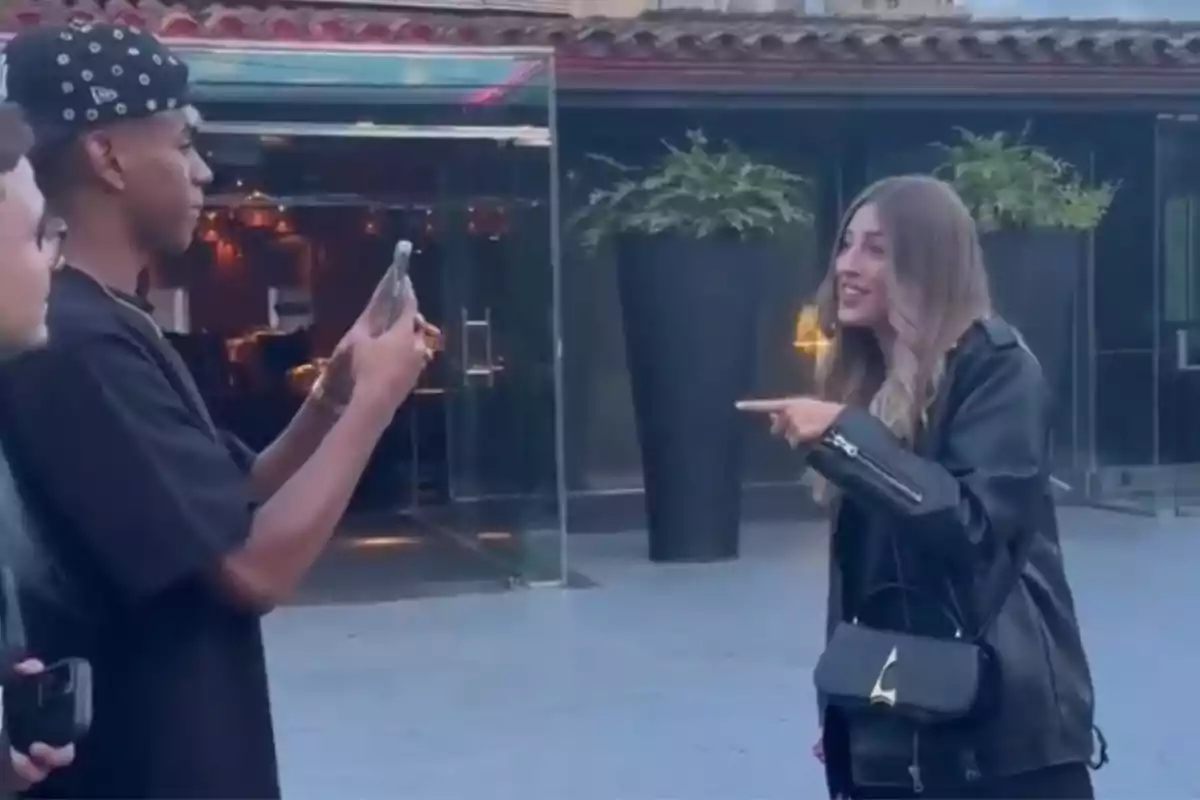 Lamine Yamal vacil·la una turista francesa Lamine Yamal vacil·la una turista francesa