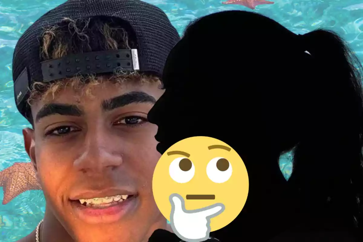 Un jove amb gorra negra somriu davant d’una silueta femenina en ombra i un emoji de cara pensativa, amb un fons d’aigua blava i estrelles de mar.