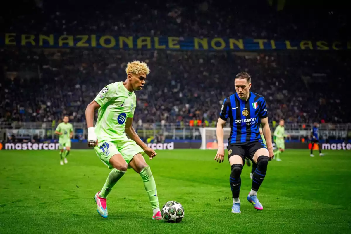 Lamine Yamal en una acció del partit al Giuseppe Meazza Lamine Yamal en una acció del partit al Giuseppe Meazza