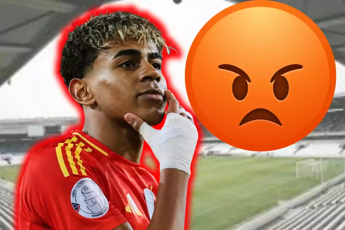 Futbolista con uniforme rojo y amarillo en primer plano junto a un emoji de enojo sobre un estadio vacío