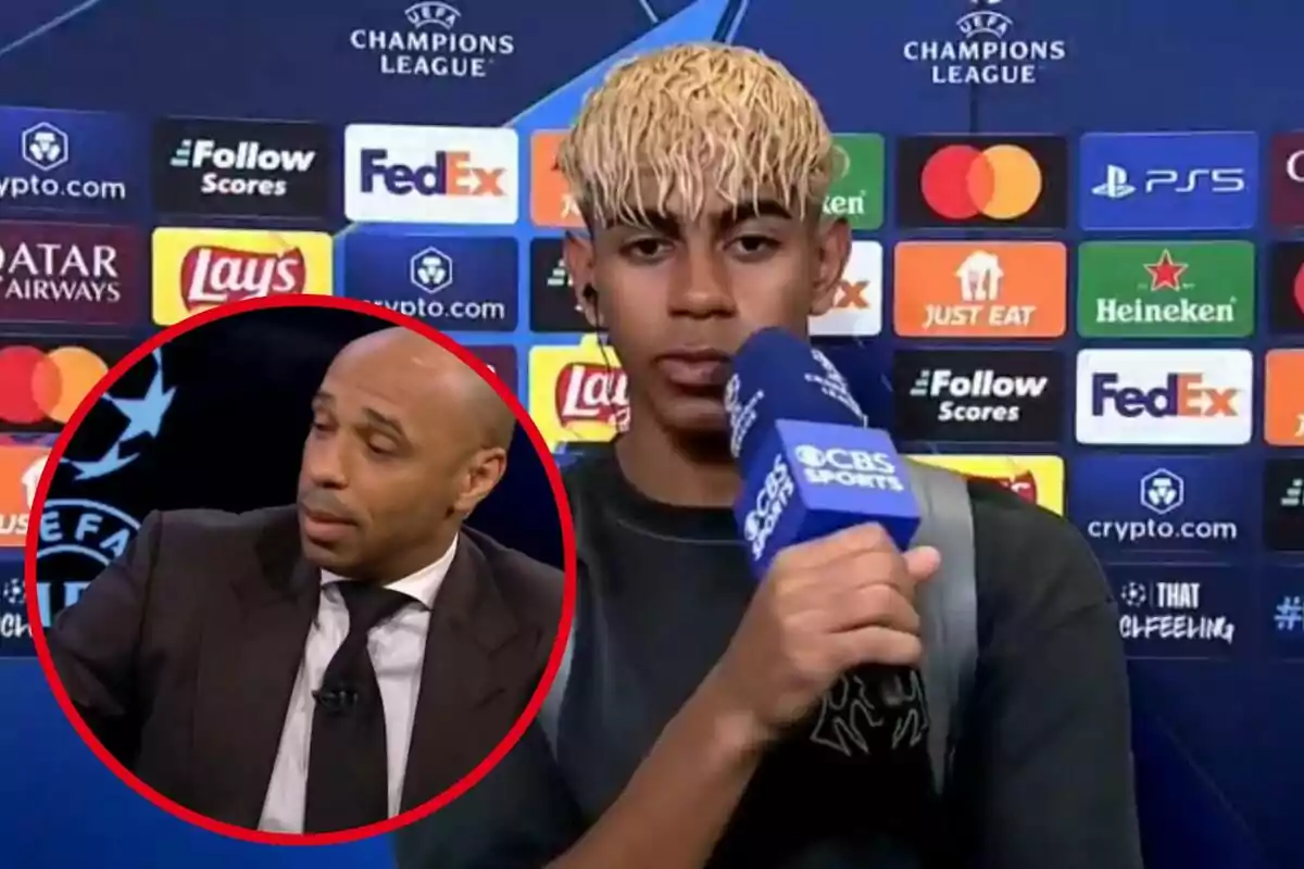 Un jugador de futbol jove amb cabell ros està sent entrevistat davant d'un panell de patrocinadors de la UEFA Champions League, mentre que en un requadre es mostra un comentarista esportiu en un estudi.