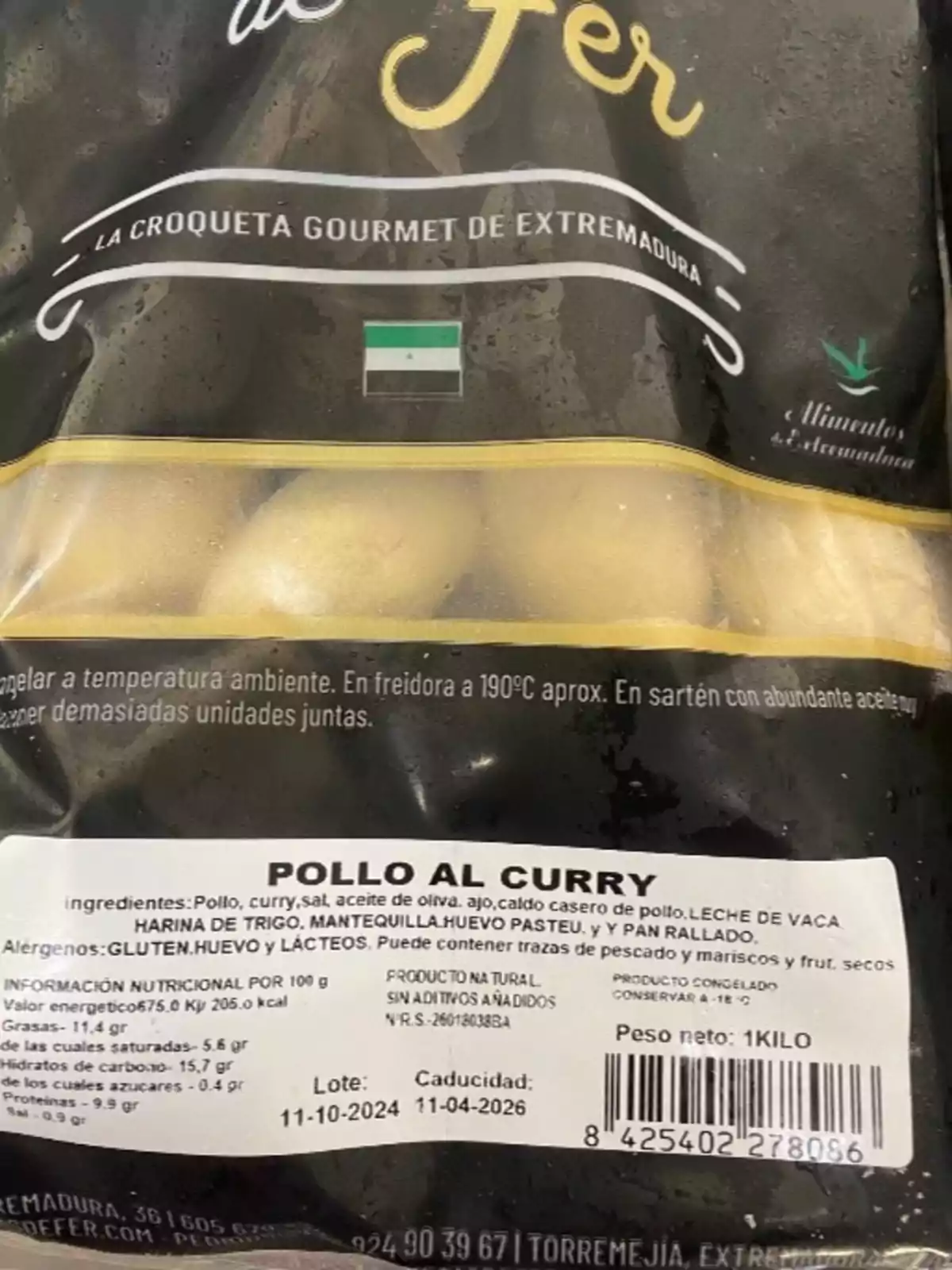 Paquete de croquetas gourmet de Extremadura con sabor a pollo al curry, incluye información sobre ingredientes, alérgenos y datos nutricionales, con un peso neto de 1 kilo y fecha de caducidad.