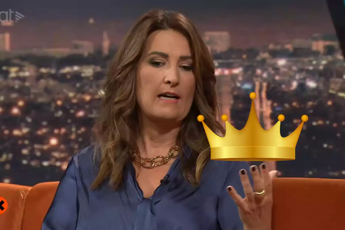 Muntatge d'una imatge de Laura Fa durant la seva intervenció al programa Col·lapse de TV3. A la dreta una emoticona amb una corona