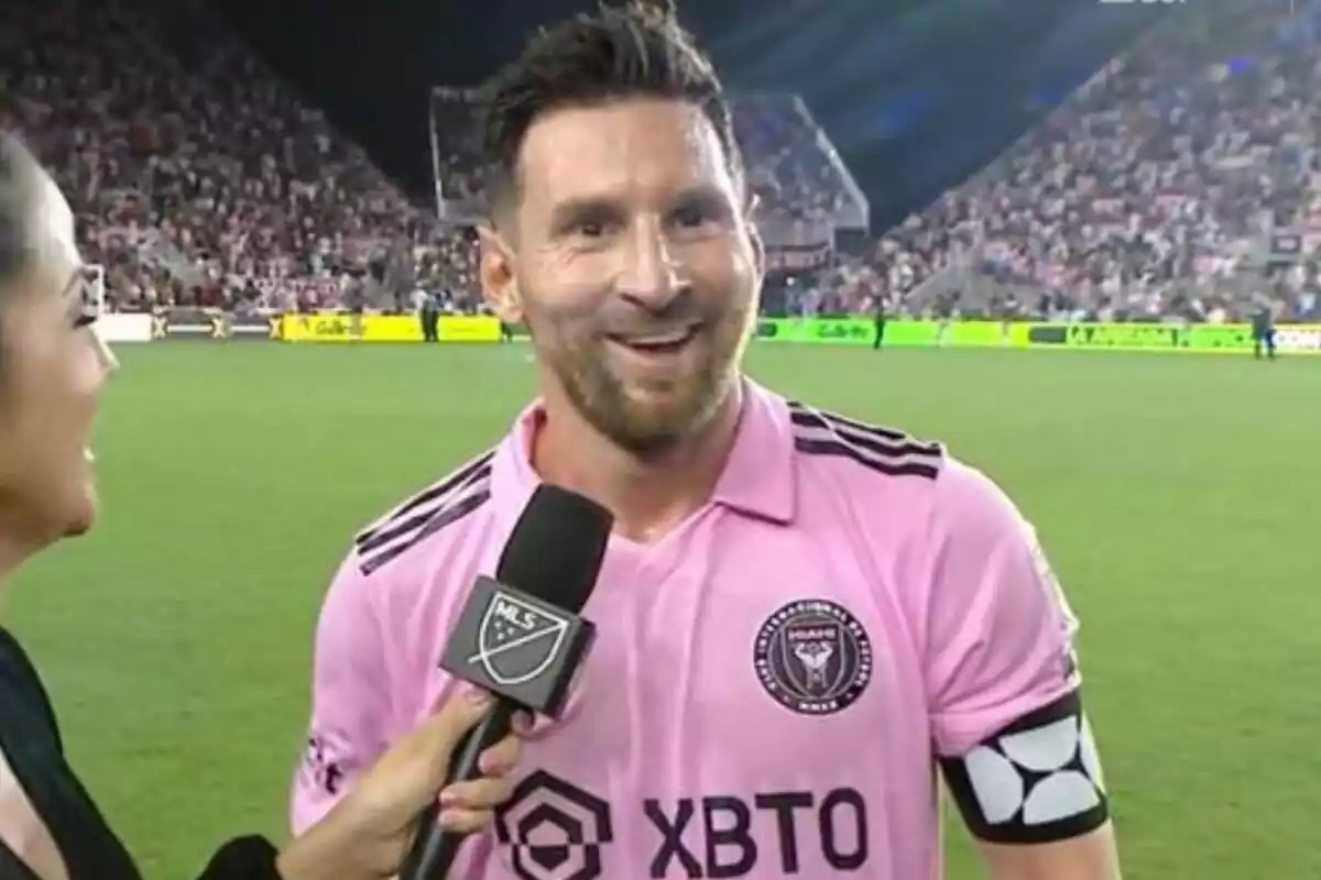 Leo Messi amb la samarreta de l?Inter de Miami sent entrevistat després d?un partit