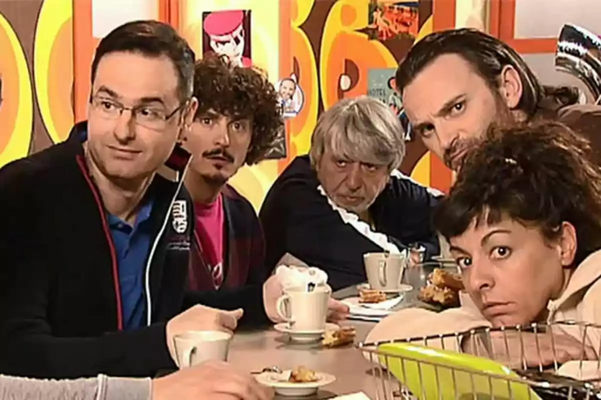 Un grupo de personas formado por Luis Miguel Segui, Antonio Pagudo, Cristina Medina, Fernando Tejero y Ricardo Arroyo sentadas alrededor de una mesa en un café, mirando hacia la cámara con expresiones curiosas en La que se avecina. Un grupo de personas formado por Luis Miguel Segui, Antonio Pagudo, Cristina Medina, Fernando Tejero y Ricardo Arroyo sentadas alrededor de una mesa en un café, mirando hacia la cámara con expresiones curiosas en La que se avecina.