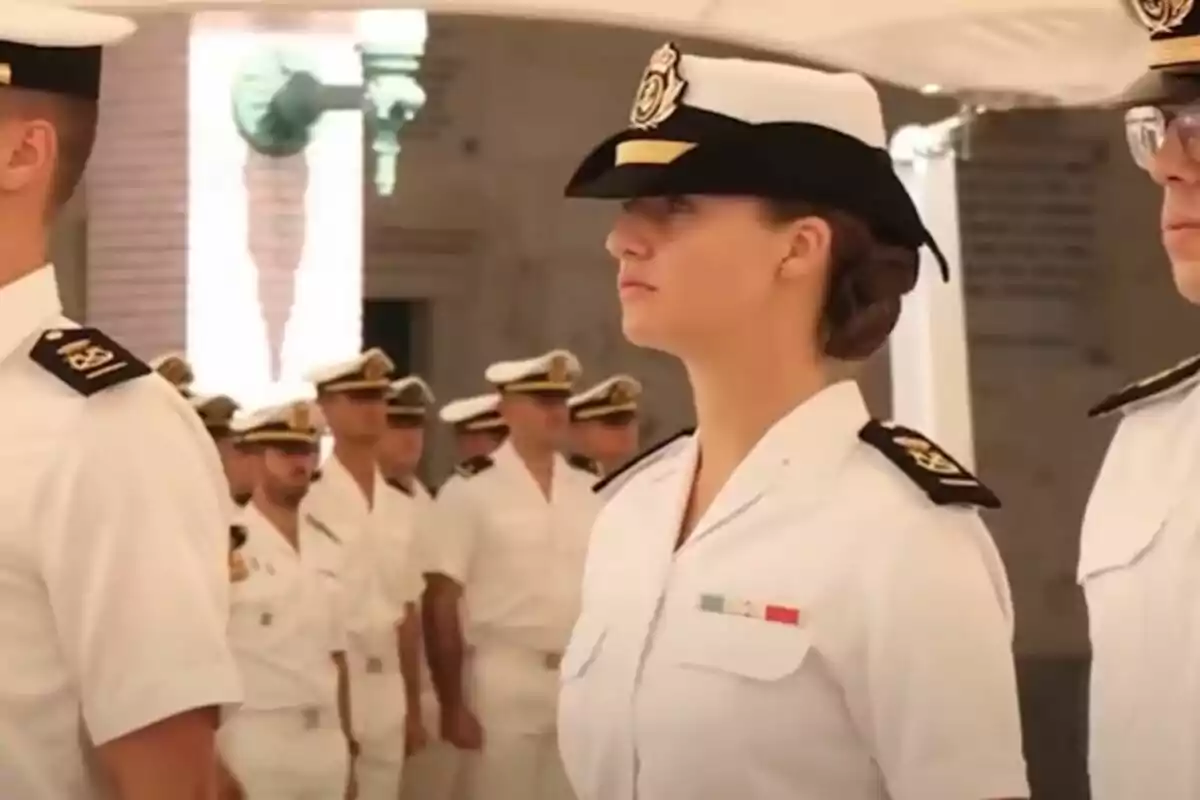 Grup d'oficials navals en formació amb uniformes blancs.