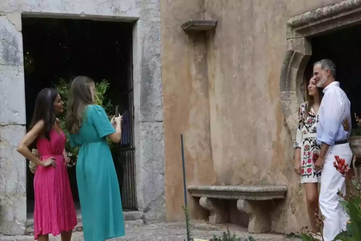 La princesa Leonor y la reina Letizia sacando una foto de la infanta Sofía y el rey Felipe La princesa Leonor y la reina Letizia sacando una foto de la infanta Sofía y el rey Felipe