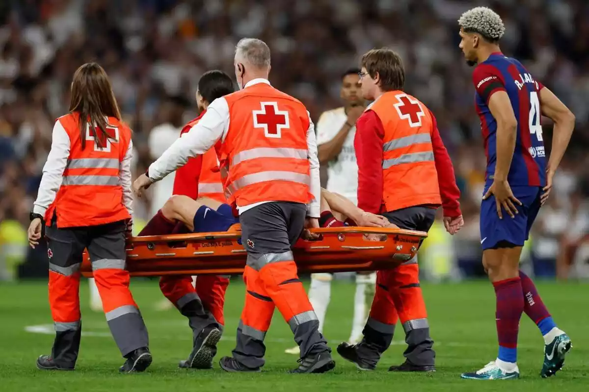 De Jong, retirat en llitera després de la lesió patida al Bernabéu