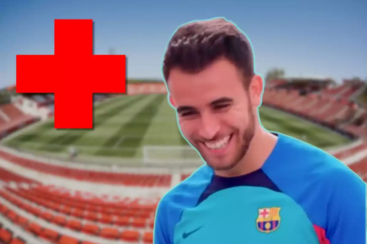 Un hombre sonriente con una camiseta del FC Barcelona en un estadio de fútbol, con una cruz roja grande en el fondo.