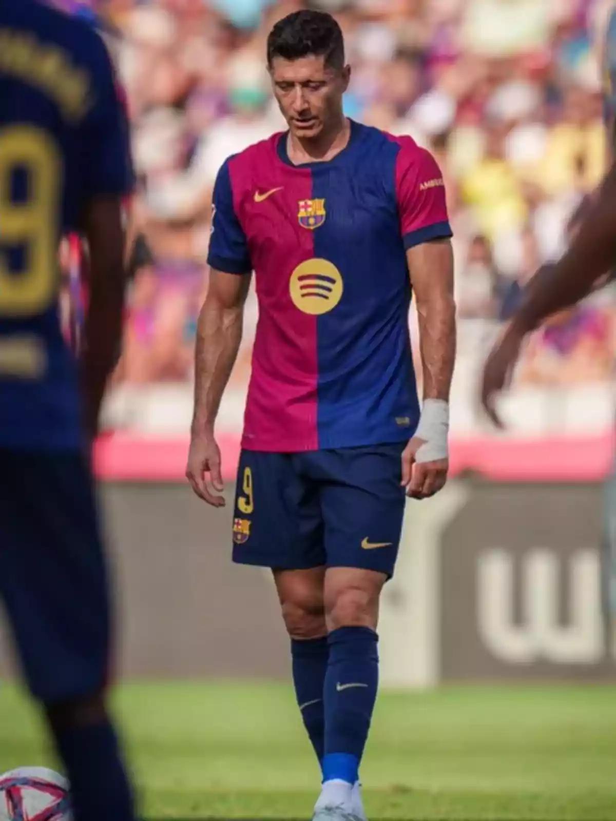 Un jugador de futbol amb l?uniforme del FC Barcelona al camp.