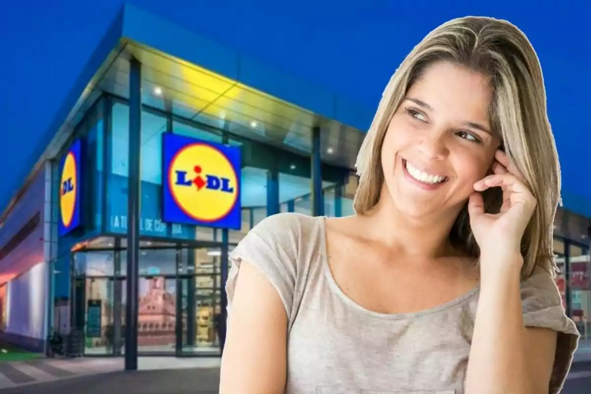 Una mujer sonriendo frente a una tienda de Lidl.