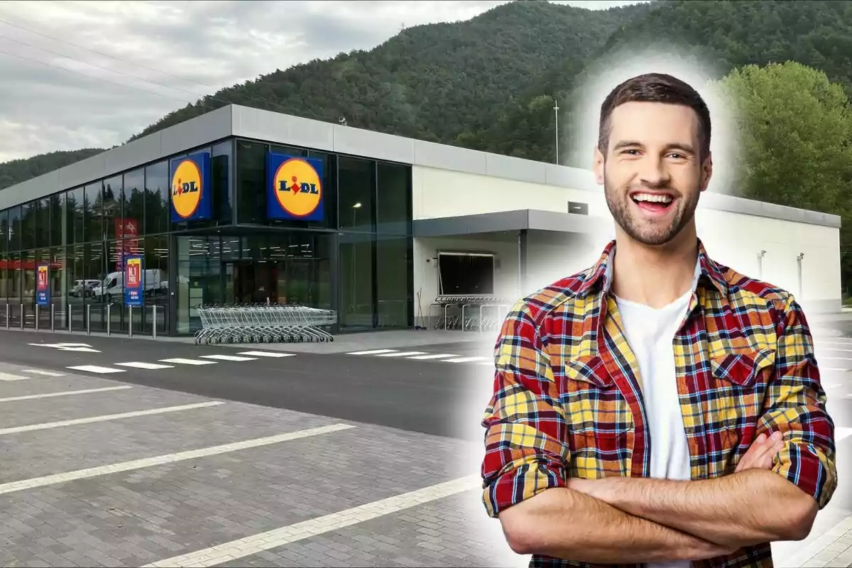 Un home somrient amb camisa a quadres davant d'un supermercat Lidl.