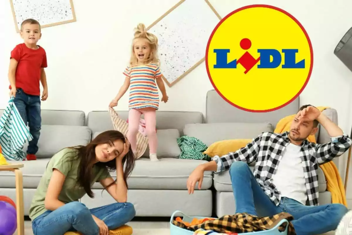 Una família amb dos nens petits en una sala d'estar desordenada, els pares semblen cansats mentre els nens juguen, amb el logotip de Lidl a la cantonada superior dreta. Una família amb dos nens petits en una sala d'estar desordenada, els pares semblen cansats mentre els nens juguen, amb el logotip de Lidl a la cantonada superior dreta.
