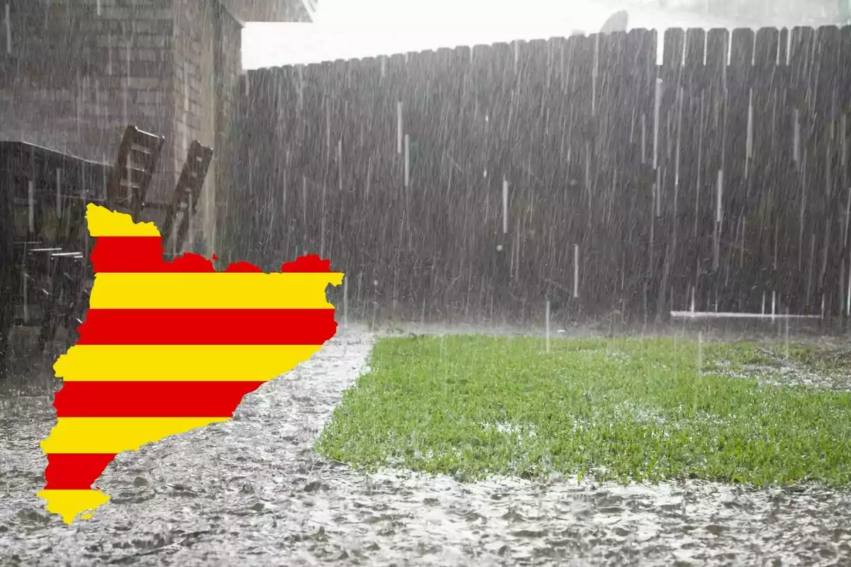 Pluja intensa a un pati amb una silueta de Catalunya amb la bandera catalana en primer pla.