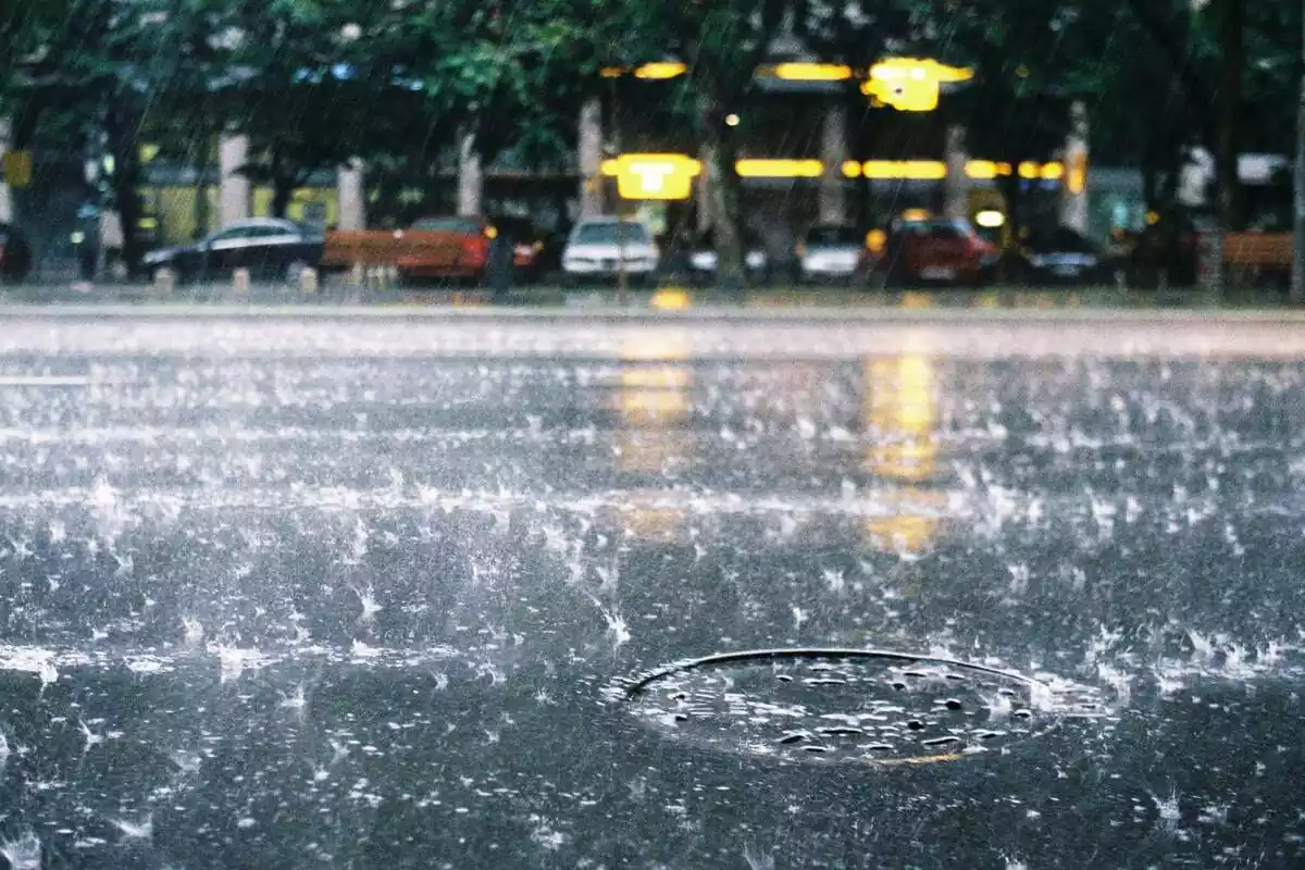 Imatge d´una carretera en dia de pluja