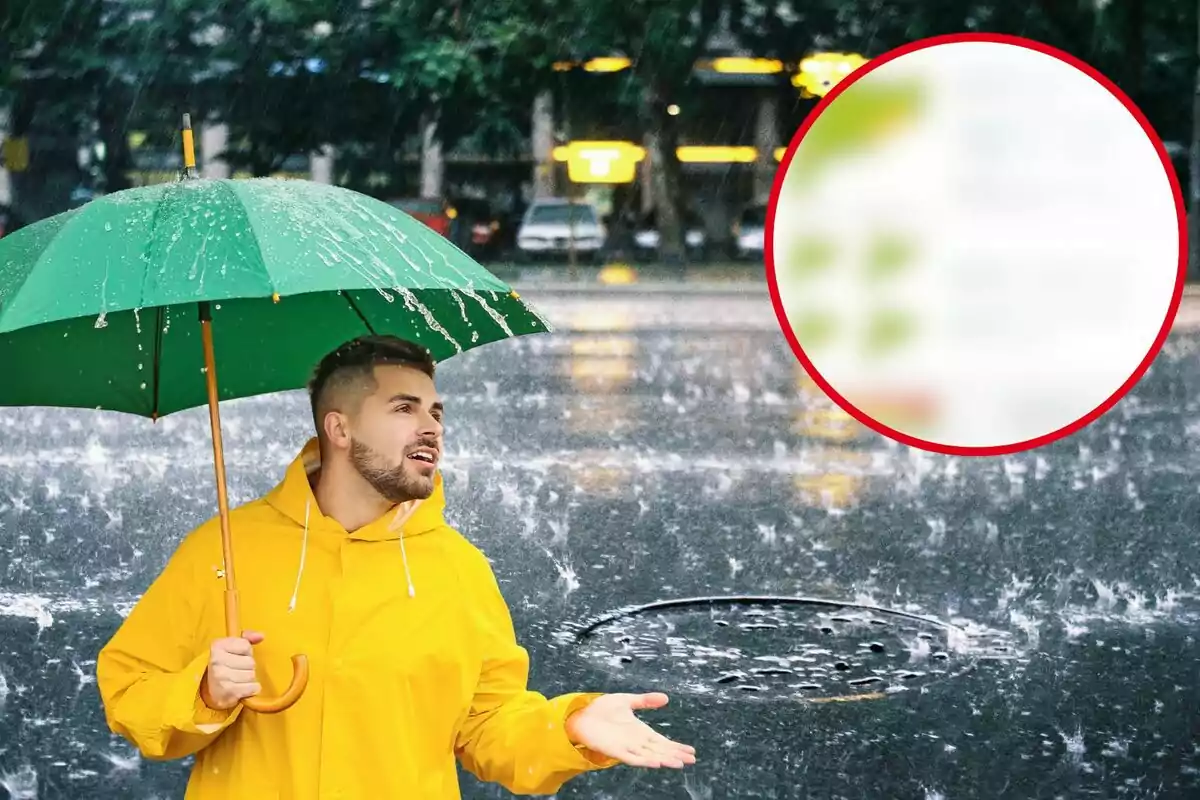 Un home amb impermeable groc i paraigua verd es troba sota la pluja intensa en un carrer urbà, mentre observa el cel amb una expressió de sorpresa.