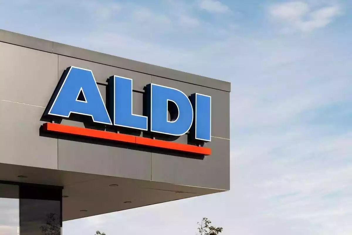 Logo de la cadena Aldi en el exterior de un supermercado Logo de la cadena Aldi en el exterior de un supermercado