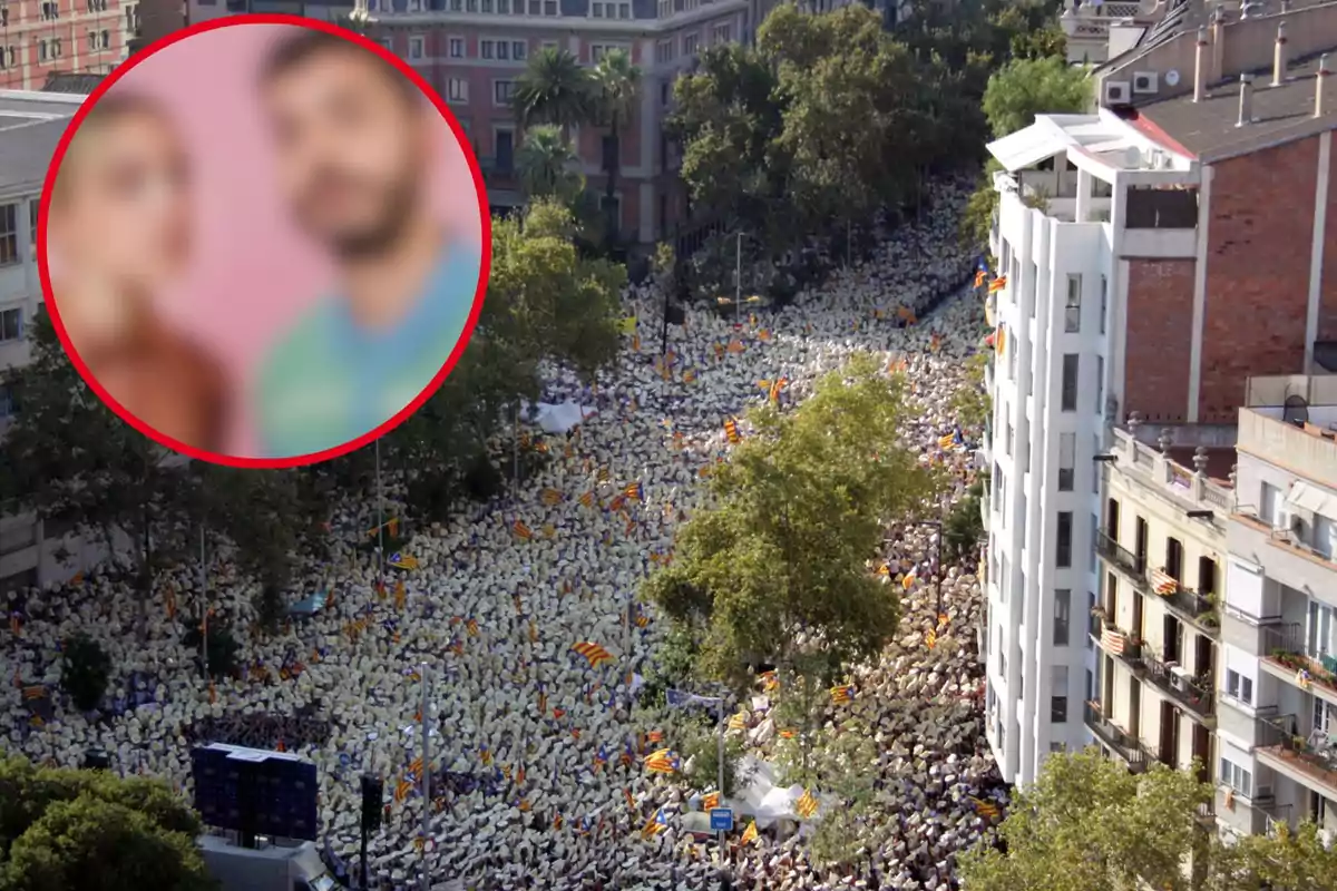 Una multitud de persones amb barrets blancs i banderes es congrega en un carrer envoltat d'edificis i arbres, amb un cercle vermell a la cantonada superior esquerra que conté una imatge borrosa de dues persones.