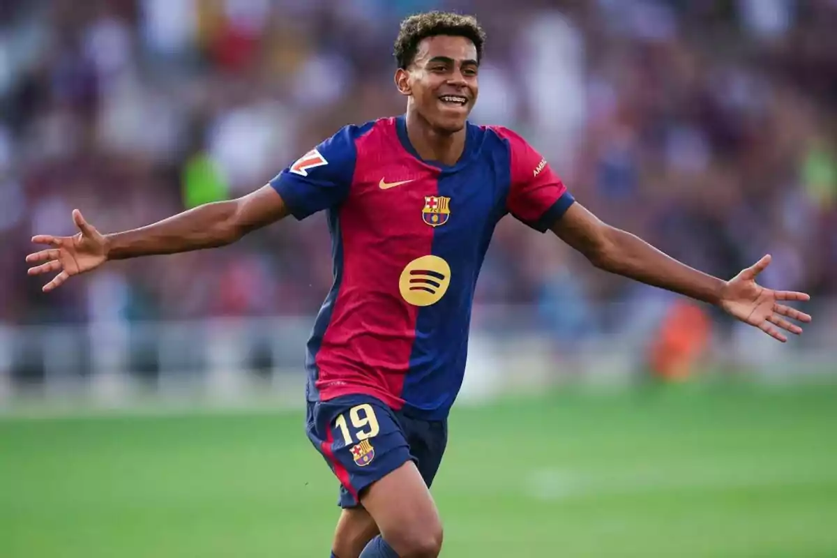 Jugador de fútbol celebrando un gol con la camiseta del FC Barcelona en un estadio.