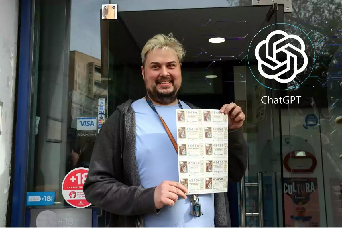 Un hombre sonriente sostiene una hoja de boletos de lotería frente a una tienda con un letrero de ChatGPT en la puerta.