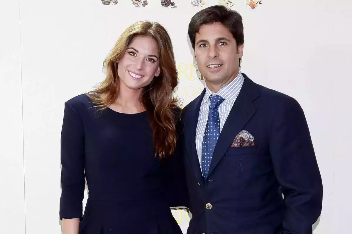 Lourdes Montes con la cabeza torcida y Fran Rivera en traje posando Lourdes Montes con la cabeza torcida y Fran Rivera en traje posando