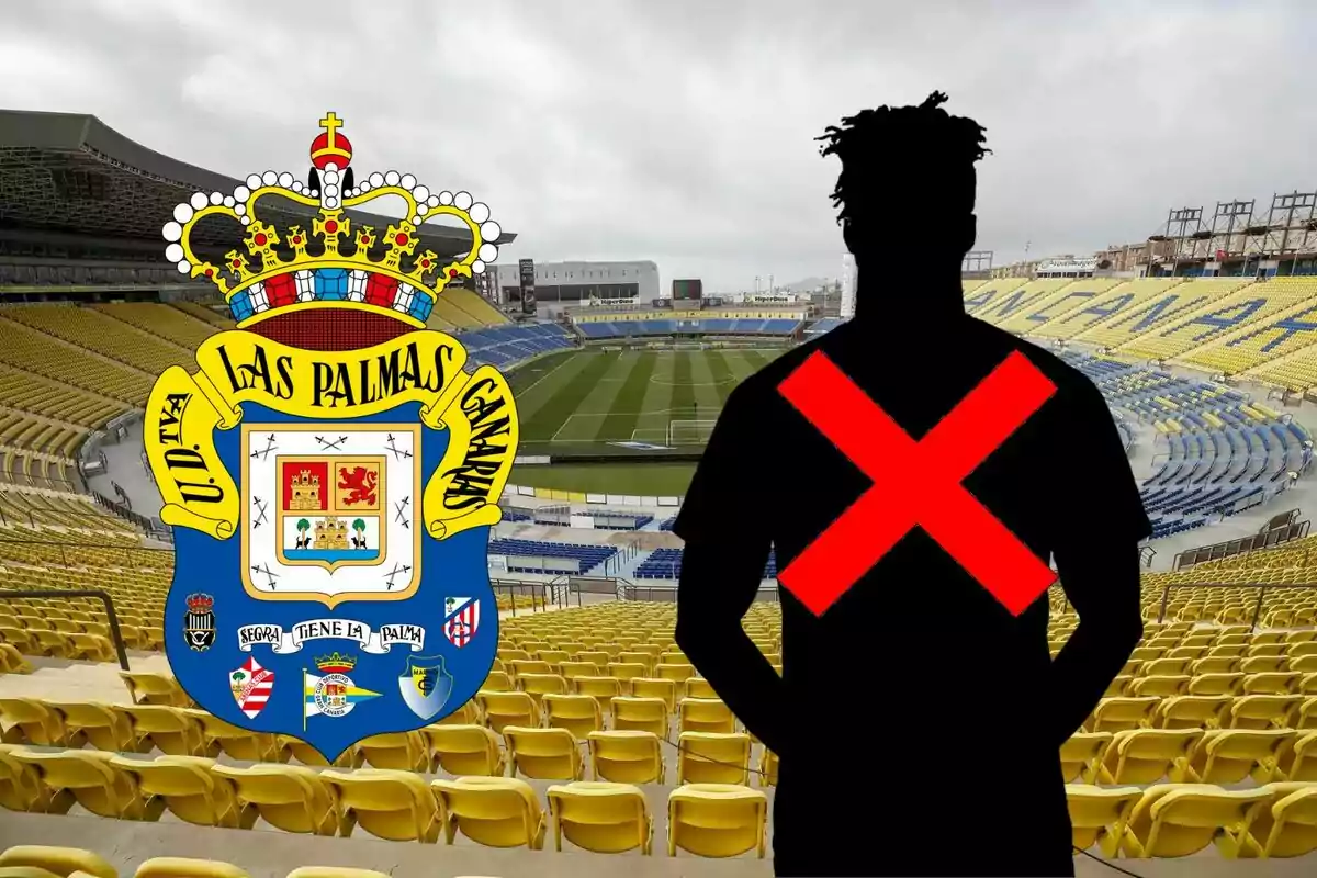 Estadi de futbol buit amb l'escut de la U.D. Las Palmas i la silueta d'un jugador ratllada en vermell.