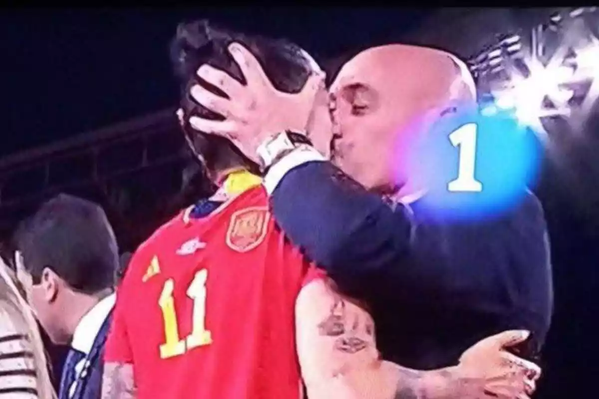 Luis Rubiales fent un petó a Jenni Hermoso