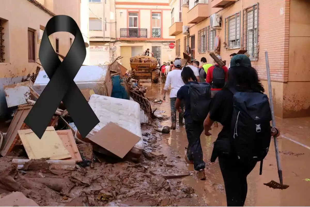 Personas caminando por una calle inundada llena de escombros con un lazo negro superpuesto en señal de luto.