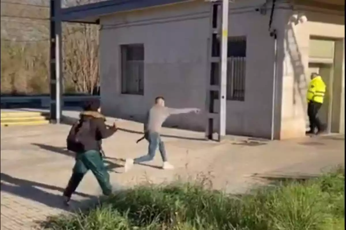 Un magribí llança una pedra a un vigilant de seguretat