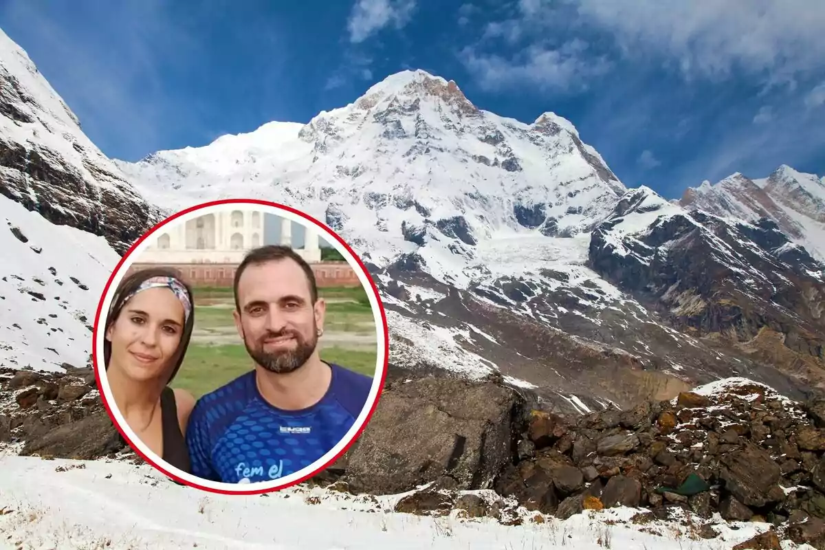 Una parella somrient emmarcada en un cercle vermell sobre un fons de muntanyes nevades.