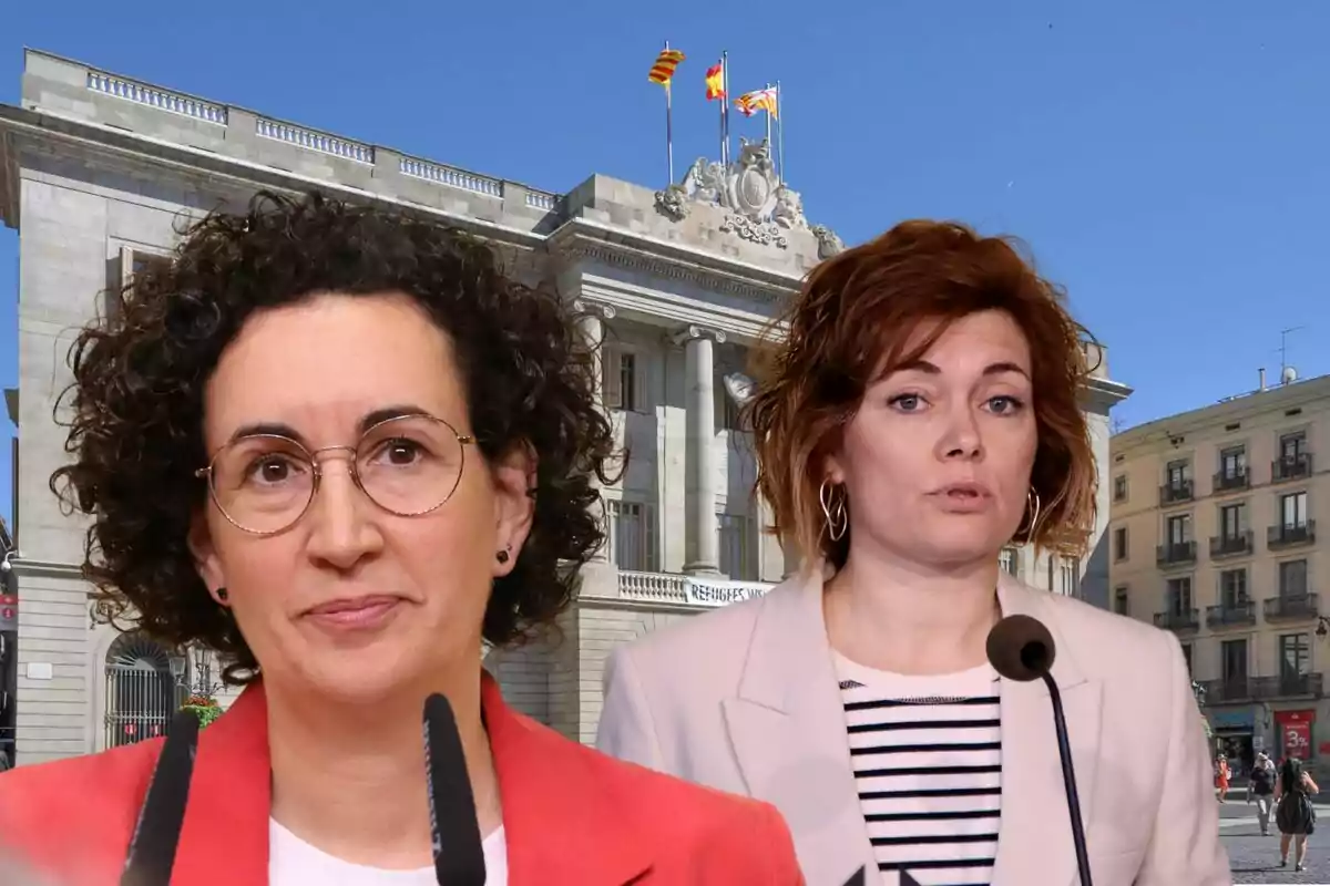 Dos mujeres hablando frente a un edificio gubernamental con banderas ondeando en la parte superior.