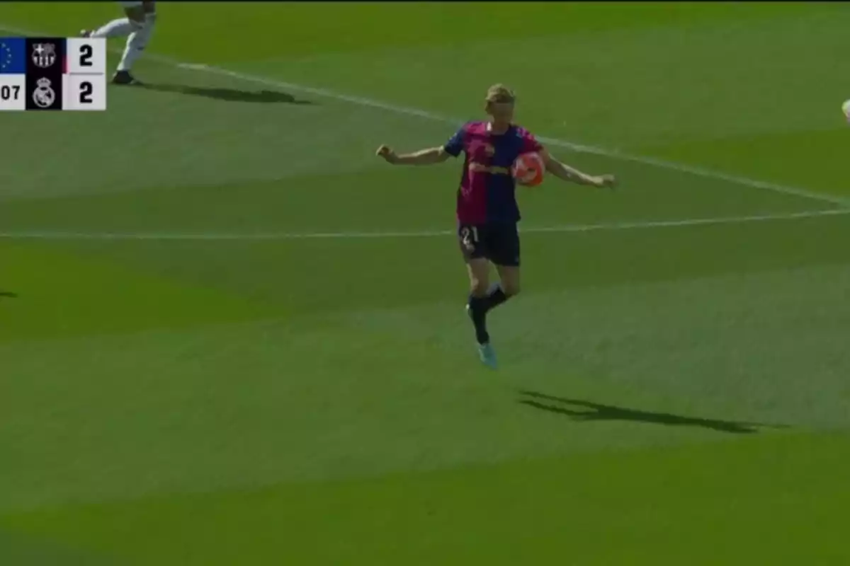 La mà de Frenkie de Jong abans del 2-2 La mà de Frenkie de Jong abans del 2-2