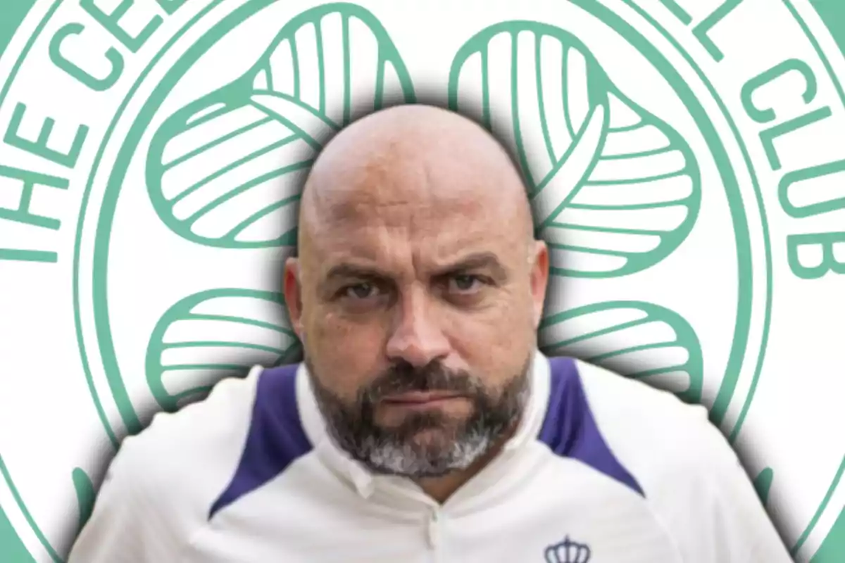 Monolo González y el escudo del Celtic de Glasgow