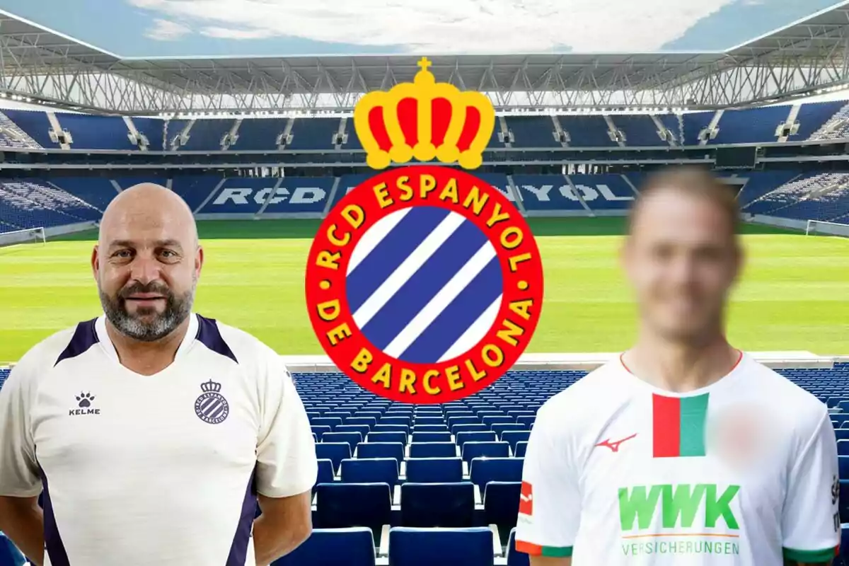 Dues persones posant davant de l'escut del RCD Espanyol en un estadi de futbol.