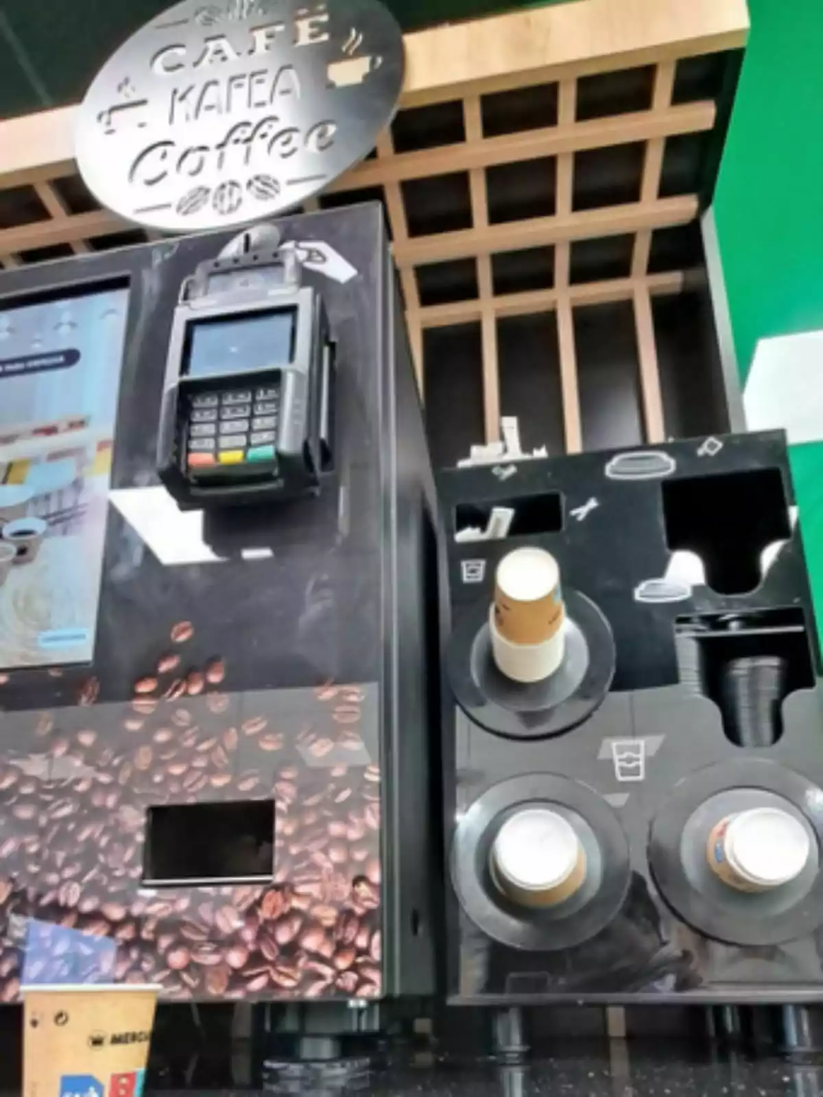 Màquina expenedora de cafè de Mercadona amb terminal de pagament i dispensador de gots. Màquina expenedora de cafè de Mercadona amb terminal de pagament i dispensador de gots.