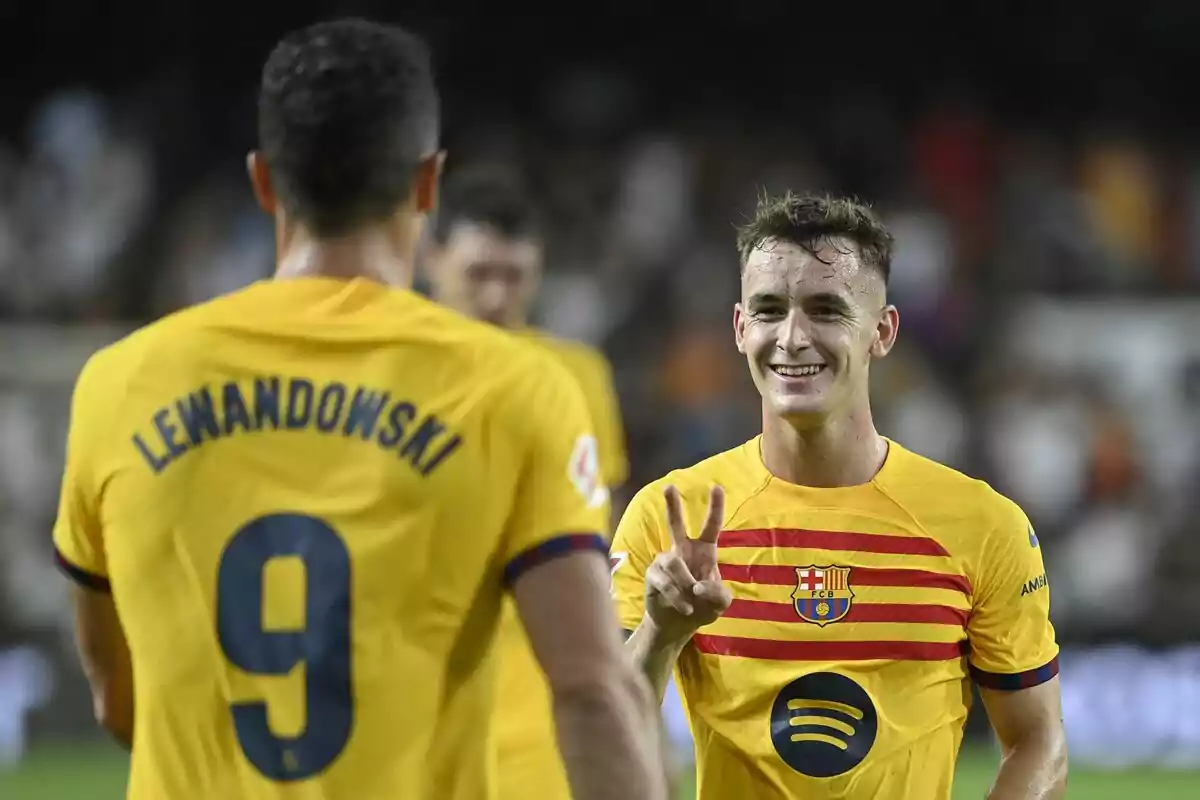 Marc Casadó celebrando el doblete de Lewandowski en Mestalla