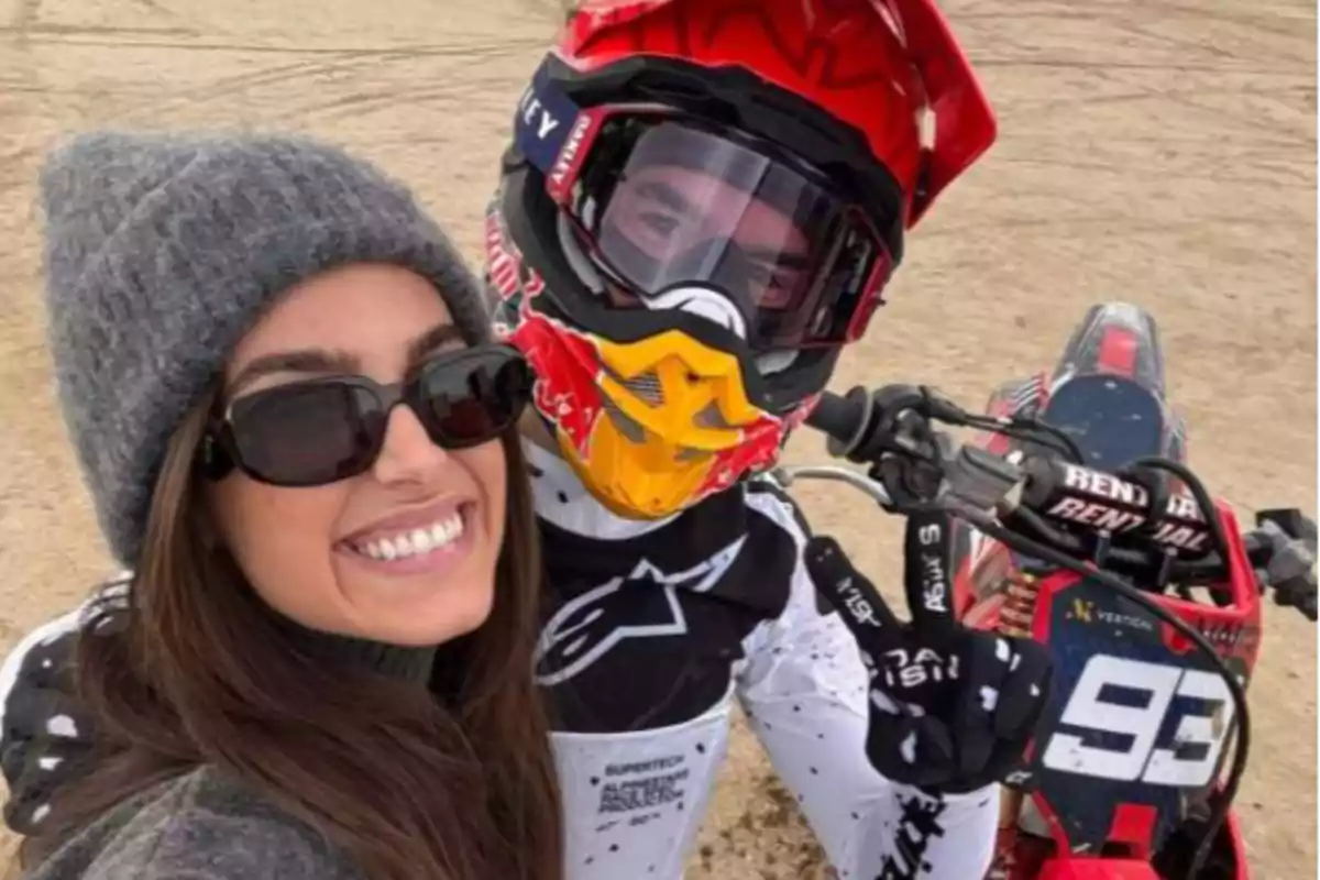 Gemma Pinto y Marc Márquez en un plan de motos