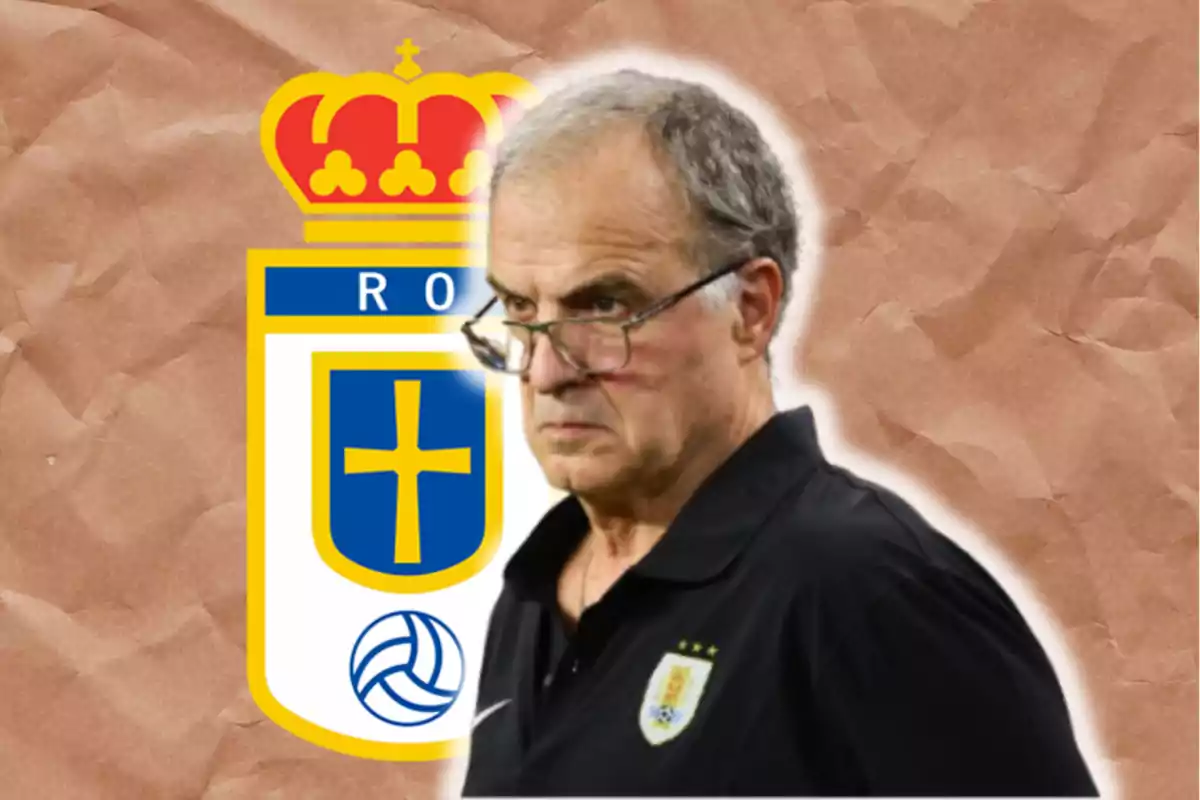 Marcelo Bielsa y el escudo del Real Oviedo