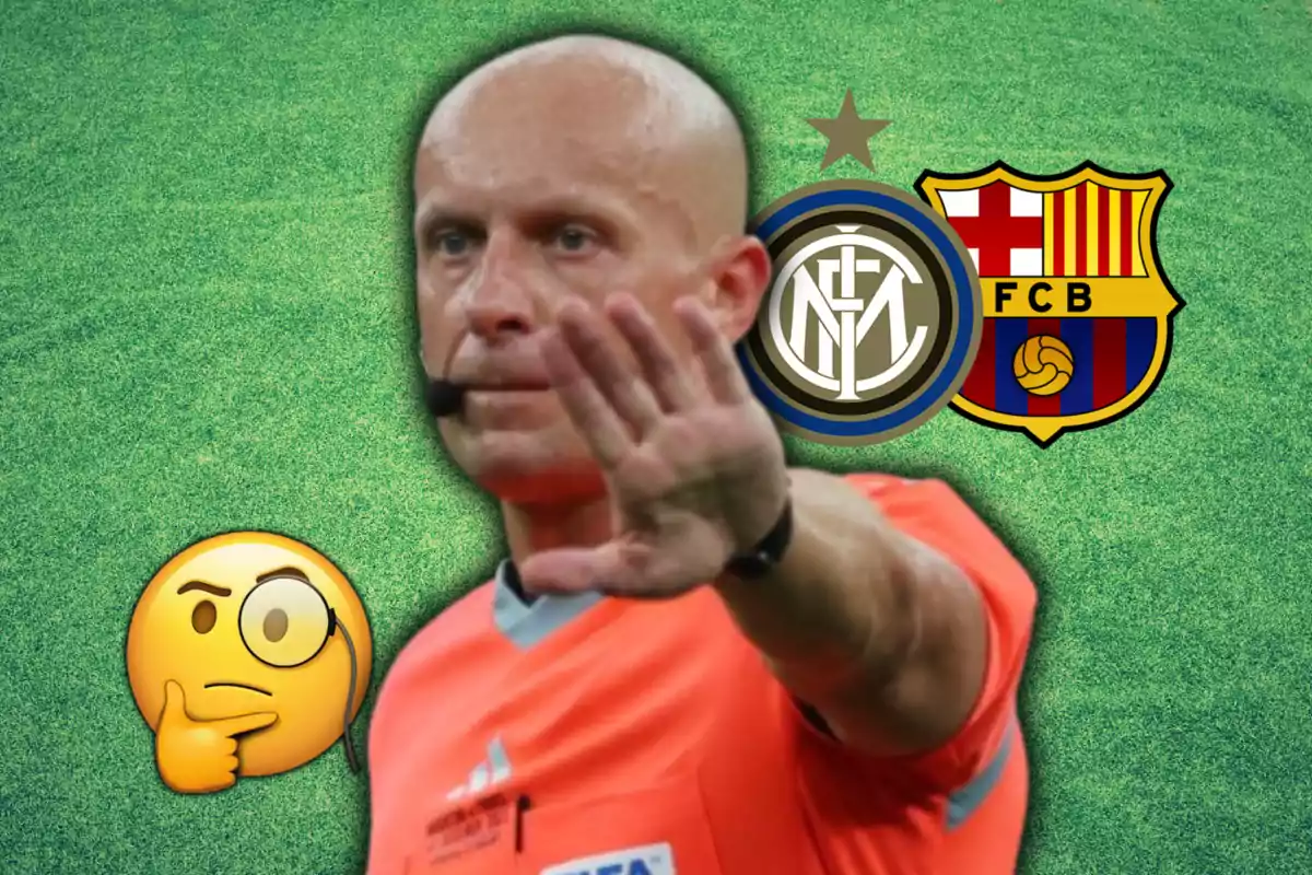 Marciniak i els escuts de l'Inter i del FC Barcelona