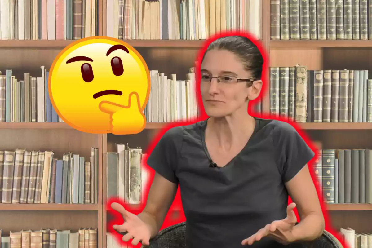 Persona amb samarreta fosca i ulleres gesticulant davant d’una prestatgeria de llibres al costat d’un emoji de cara pensativa