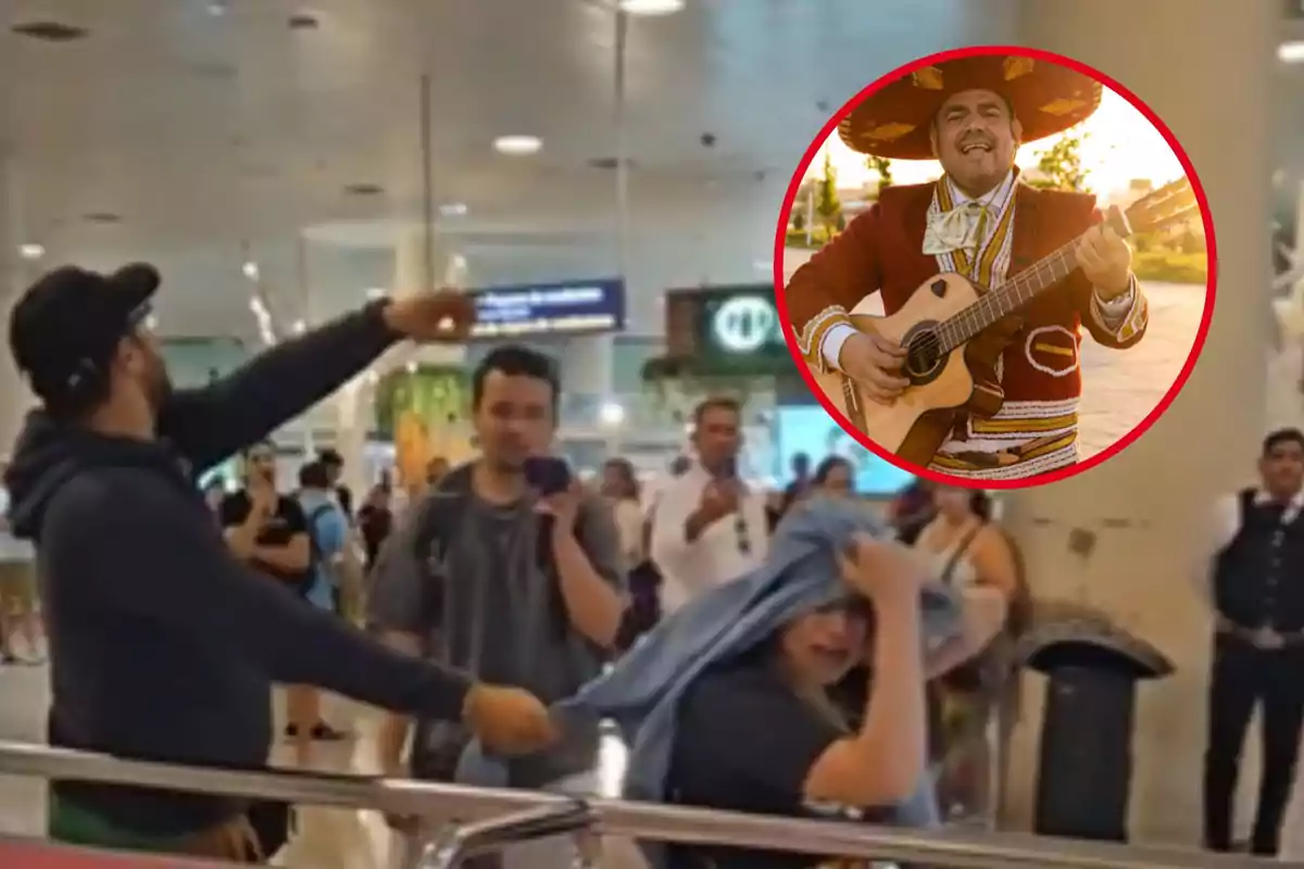 Un grup de persones en un aeroport, una cobrint el cap amb una peça, amb una imatge inserida d'un home vestit de mariachi tocant una guitarra.