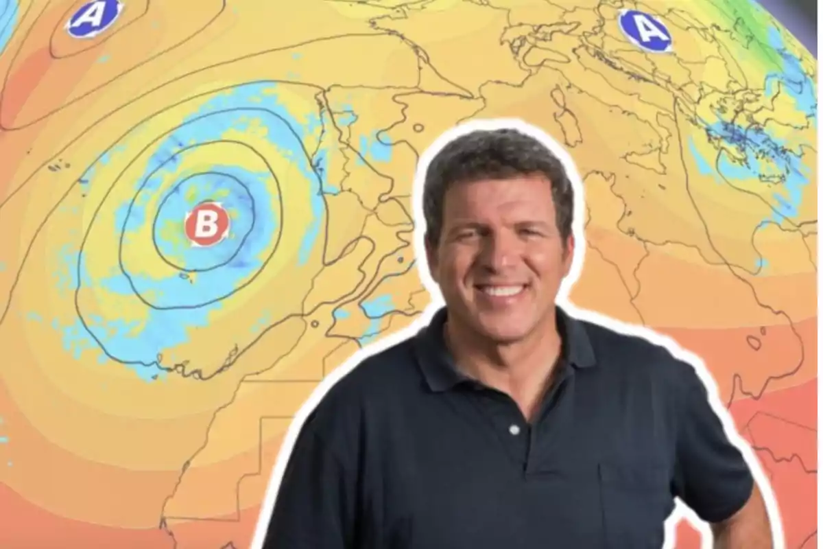 Mario Picazo frente a un mapa meteorológico de la DANA