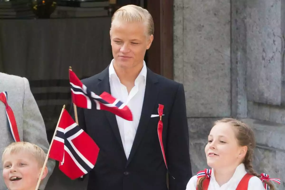 Marius Borg i dos nens sostenen banderes de Noruega mentre celebren un esdeveniment. Marius Borg i dos nens sostenen banderes de Noruega mentre celebren un esdeveniment.