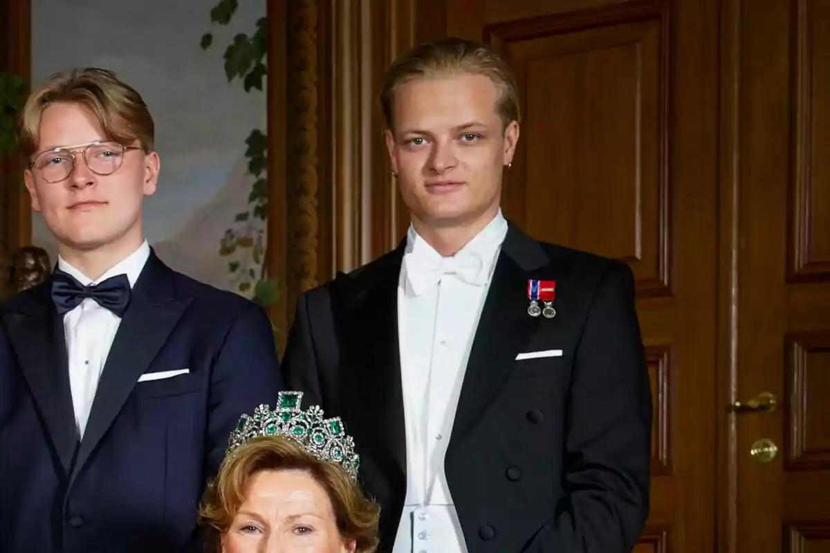 Marius Borg i un altre home vestits d'etiqueta posen amb una dona gran que porta una tiara de maragdes. Marius Borg i un altre home vestits d'etiqueta posen amb una dona gran que porta una tiara de maragdes.